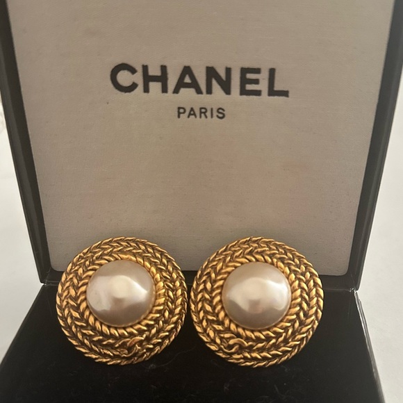 CHANEL Jewelry - Authentic Vintage Chanel Gold Tone Pearl Clip On Earrings